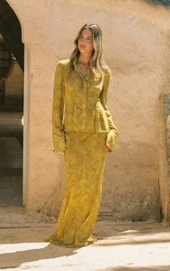 Prettylittlething Chartreuse Abstract Print Chiffon Cinched Waist Shirt 6 Prettylittlething Chartreuse Abstract Print Chiffon Cinched Waist Shirt -Pretty Little Thing Shop 34950f85652031a5cd1aaae692c06e8d27e4d60e CNN4379 3 chartreuse abstract print chiffon cinched waist shirt