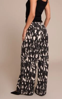 Prettylittlething Mono Leopard Slouchy Wide Leg Jeans -Pretty Little Thing Shop 363353a6765d837e7a6fb627933df04cc015e369 CNO3411 3 mono leopard slouchy wide leg jeans