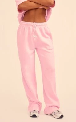 PRETTYLITTLETHING Baby Pink Badge Detail Mid Rise Wide Leg Sweatpants -Pretty Little Thing Shop 4724a619ec2c5b1d41c2cb0bac74cdbad4d71928 cnj5143 2