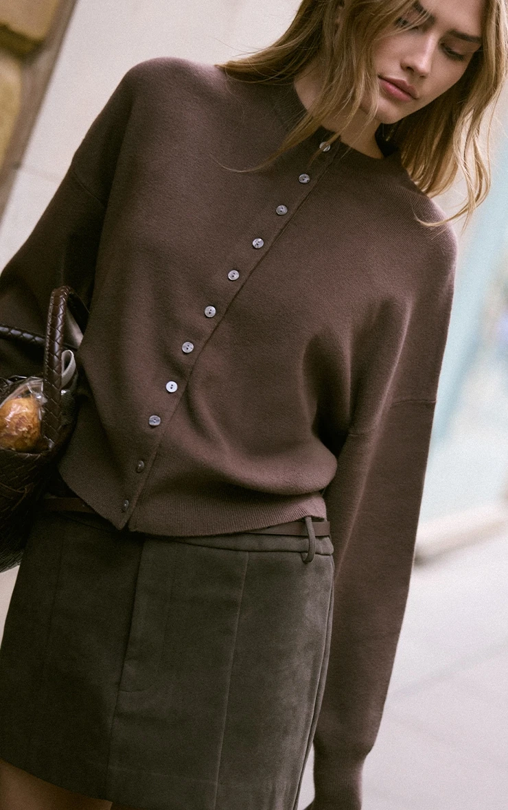 Prettylittlething Chocolate Faux Suede Belt Detail Pleated Skirt 4 Prettylittlething Chocolate Faux Suede Belt Detail Pleated Skirt - Image 4