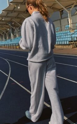 Ash Grey Sports Club Straight Leg Sweatpants 7 Ash Grey Sports Club Straight Leg Sweatpants -Pretty Little Thing Shop 54fc896e19774fae213a130fde196e734c641fd2 CNO1266 3 ash grey sports club straight leg sweatpants