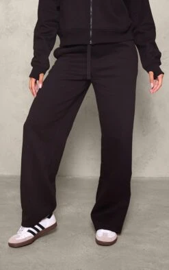 Prettylittlething Black Wide Leg Oversized Sweatpants -Pretty Little Thing Shop 5523495c21619dccc332a4bbb595653da4f8f56a CNJ6647 2 black wide leg oversized joggers