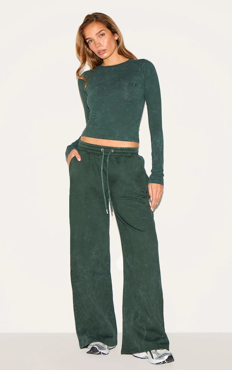 PRETTYLITTLETHING Forest Green Washed Low Rise Oversized Wide Leg Sweatpants 2 PRETTYLITTLETHING Forest Green Washed Low Rise Oversized Wide Leg Sweatpants - Image 2