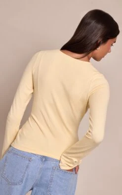 Prettylittlething Butter Cream Button Through Fine Knit Cardigan -Pretty Little Thing Shop 56b8ef0305411ec6264488a46639d8296c2a5a12 CNN6351 2 butter cream button through fine knit cardigan