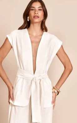 Prettylittlething White Textured Tie Waist Jumspuit 8 Prettylittlething White Textured Tie Waist Jumspuit -Pretty Little Thing Shop 7364b4c2acca6ad210a9820df19f21945fa21e0e CNN7786 4 white textured tie waist jumspuit