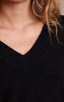 Prettylittlething Black V Neck Knitted Sweater 8 Prettylittlething Black V Neck Knitted Sweater -Pretty Little Thing Shop 97d9964905a21d3f5a6da5e8cdc7da9ff5002f6a CNN6377 4 black v neck knitted jumper