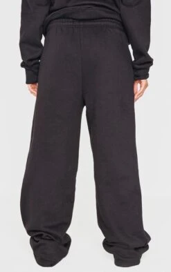 Prettylittlething Black Straight Leg Seam Detailed Sweatpants -Pretty Little Thing Shop 9b694848c870f8b84f66238f4fc8a1504dddb491 cnk9337 3