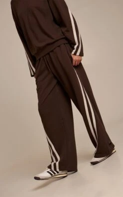 Prettylittlething Espresso Contrast Striped Wide Leg Sweatpants -Pretty Little Thing Shop ab804fdcd1f6af31a2d63cf13f8e2a3bb418b1ec CNO4563 2 espresso contrast striped wide leg joggers