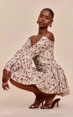 Prettylittlething Brown Abstract Print Bardot Flare Sleeve Romper 8 Prettylittlething Brown Abstract Print Bardot Flare Sleeve Romper -Pretty Little Thing Shop d52504c1672f2bf12ff5c87568398d98b05fd31e CNN4945 4 brown abstract print bardot flare sleeve playsuit