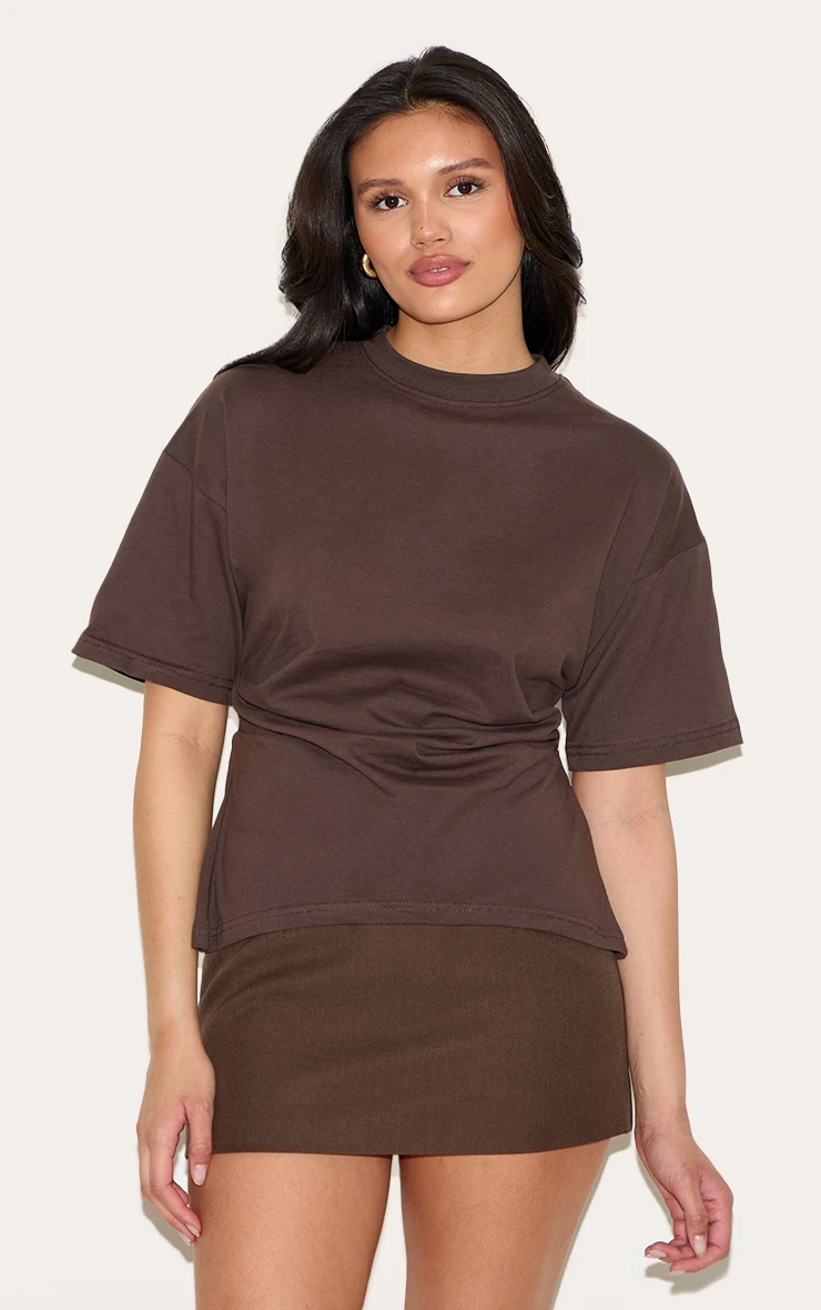 Prettylittlething Chocolate Ruched Side Detail T Shirt 1 Prettylittlething Chocolate Ruched Side Detail T Shirt