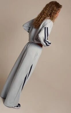 Blue Contrast Striped Wide Leg Sweatpants 7 Blue Contrast Striped Wide Leg Sweatpants -Pretty Little Thing Shop e5f6485dd0d0927a78fc5f76e0d72aa41f72ff19 CNO1314 3 blue contrast striped wide leg joggers