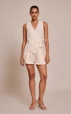 Cream Woven Pleated Shorts -Pretty Little Thing Shop f92b66793aef385eb3ae67b335ee1329626f1551 CNO0054 4 cream woven pleated shorts